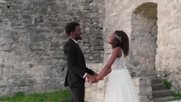 Milovaný Afroamerický Pár Slaví Svůj Svatební Den Atraktivní Ženich Zamilovaný — Stock video