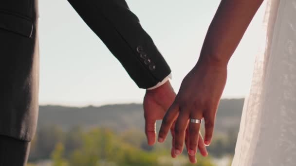 Två Nygifta Förälskade Sträcker Händerna För Varandra Mot Bakgrund Ett — Stockvideo