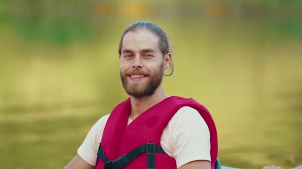 Retrato Caucasiano Barbudo Usando Colete Vermelho Nadando Barco Lago Ter — Vídeo de Stock