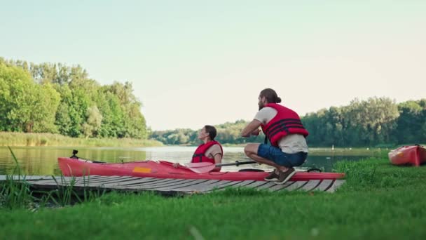 Jovem Casal Caucasiano Com Coletes Vermelhos Preparando Para Nadar Barcos — Vídeo de Stock