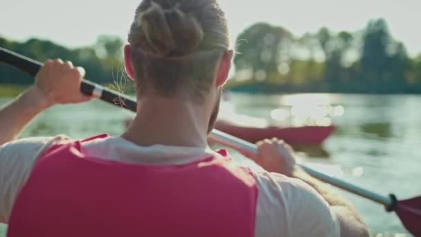 Vue Arrière Homme Avec Gilet Tenant Aviron Pendant Kayak Sur — Video