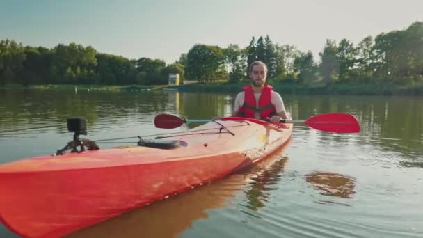 Hombre Positivo Con Equipo Seguridad Sentado Canoa Lago Manteniendo Remo — Vídeo de stock