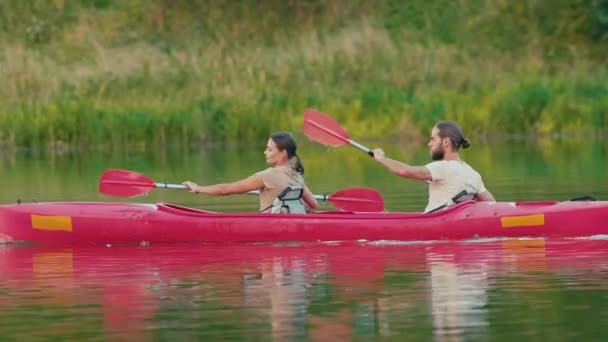 Side View Male Female Rowing Red Kayak Caucasian Friends Rowing — Stock Video