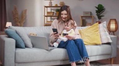 Anne reaksiyonuyla heyecanlanan kızım. Kadın tablete bakıyor ve başarıyı kutluyor. Banka kartı tutan neşeli bir kadın. Bebek kucağında mutlu bir kadın ve gülümsüyor. Anne ve kızının boş vakitleri..