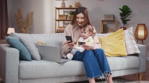 Datter Begejstret Med Moderens Reaktion Kvinde Kigger Tablet Fejrer Succes – Stock-video