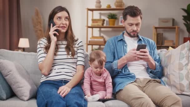 Współczesne Społeczeństwo Uzależnione Urządzeń Ojciec Używa Mediów Społecznościowych Matka Rozmawia — Wideo stockowe