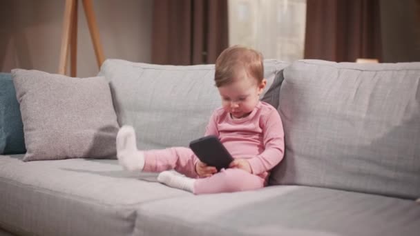 Κοριτσάκι Που Κάθεται Στον Καναπέ Κοριτσάκι Κάθεται Μόνο Του Στον — Αρχείο Βίντεο