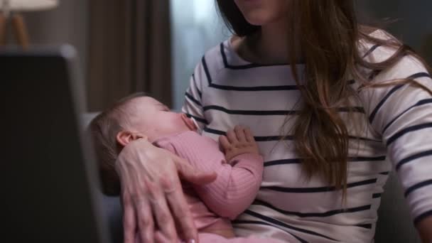 Mutter Arbeitet Online Während Des Mutterschaftsurlaubs Frau Hält Tochter Mit — Stockvideo