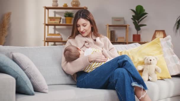 Mulher Sentada Sofá Balançando Bebê Mãe Cantando Canção Ninar Para — Vídeo de Stock