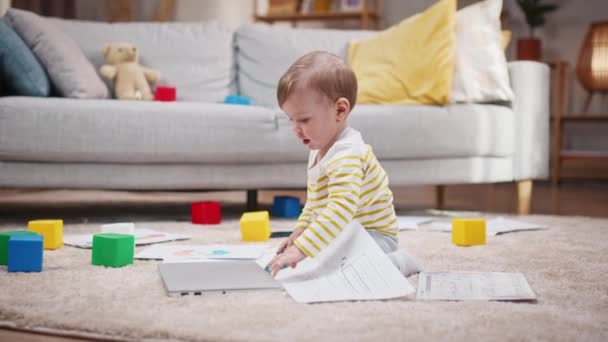 Miúdo Sentado Chão Tapete Criança Brincando Com Papéis Cubos Coloridos — Vídeo de Stock