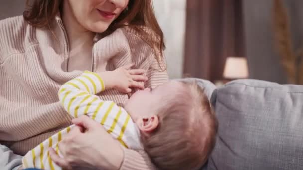 Mulher Sentada Sofá Com Recém Nascido Mãe Cantando Canção Ninar — Vídeo de Stock