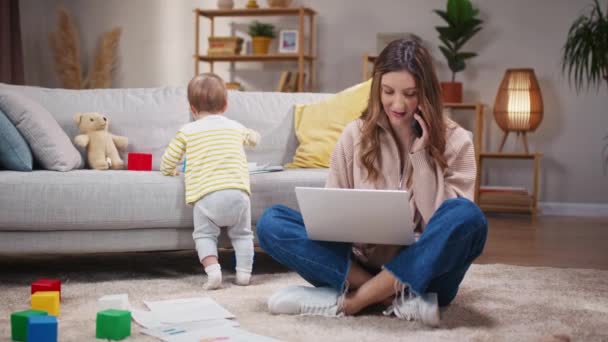 Mulher Sentada Tapete Chão Segurando Laptop Mãe Cuidando Filha Conversando — Vídeo de Stock