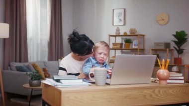 Anne oğlunu tek başına büyütüyor. Çocuğuyla evde çalışan meşgul bir kadın. Küçük çocuk üzgün ve ağlıyor. Anne küçük oğlunu teselli ediyor. Kadın doğum iznindeyken serbest çalışarak para kazanıyor. Anne ve çocuk..