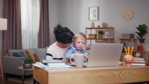 Μητέρα Μεγαλώνει Τον Γιο Της Μόνη Απασχολημένη Γυναίκα Που Δουλεύει — Αρχείο Βίντεο