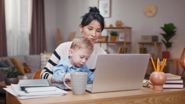 Γυναίκα Που Δουλεύει Άδεια Μητρότητας Μητέρα Δουλεύει Στο Σπίτι Γιο — Αρχείο Βίντεο