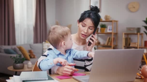 Mãe Cuidando Filhinho Trabalhando Casa Mulher Falando Por Telefone Segurando — Vídeo de Stock