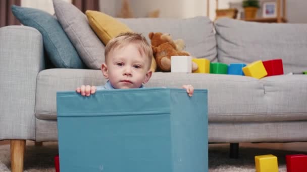 Kleine Jongen Die Verstoppertje Speelt Kiddo Zit Een Speelgoedmandje Lachende — Stockvideo