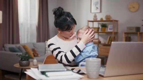 Μικρό Αγόρι Αγκαλιάζει Μητέρα Γυναίκα Παρηγορεί Γιο Μητέρα Χαϊδεύει Κεφαλάκι — Αρχείο Βίντεο