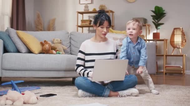 Mulher Freelancer Licença Maternidade Mãe Trabalhando Com Laptop Cuidando Filho — Vídeo de Stock