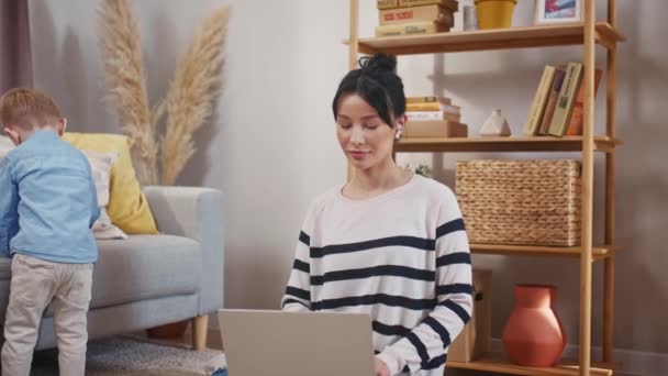 Mulher Freelancer Licença Maternidade Mãe Trabalhando Com Laptop Cuidando Filho — Vídeo de Stock