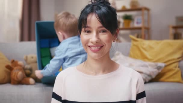 Mulher Freelancer Licença Maternidade Mãe Trabalhando Online Cuidando Filho Little — Vídeo de Stock