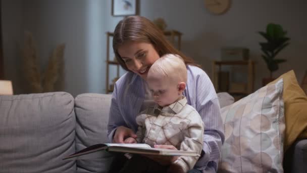 Μητέρα Περνάει Χρόνο Τον Μικρό Γιο Της Μητέρα Διάβαζε Βιβλίο — Αρχείο Βίντεο