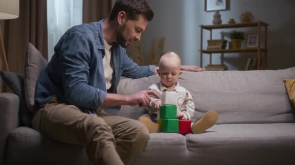 Far Spenderar Tid Med Lille Son Pojken Kastar Färgade Kuber — Stockvideo