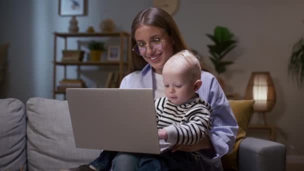 Mãe Segurando Pequeno Filho Sorrindo Miúda Brincando Com Laptop Mulher — Vídeo de Stock