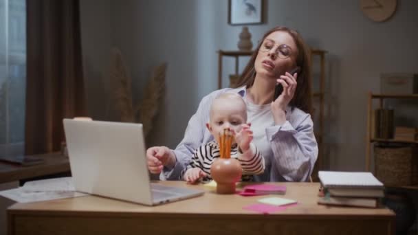 Mulher Realizando Telefonema Com Criança Joelhos Mulher Negócios Trabalhar Durante — Vídeo de Stock