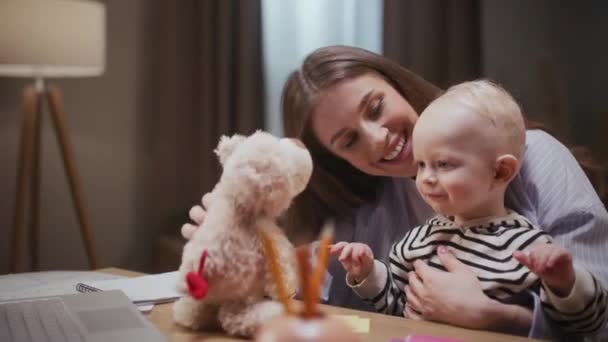Ibu Dan Anak Kecil Bermain Dengan Mainan Lembut Wanita Mencoba — Stok Video