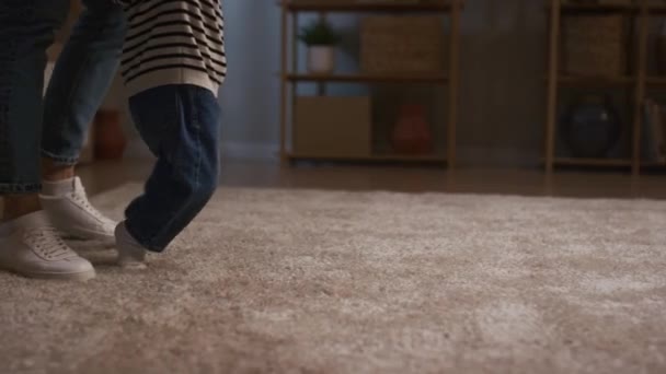 Vista Vicino Delle Gambe Che Camminano Mamma Insegna Bambini Camminare — Video Stock