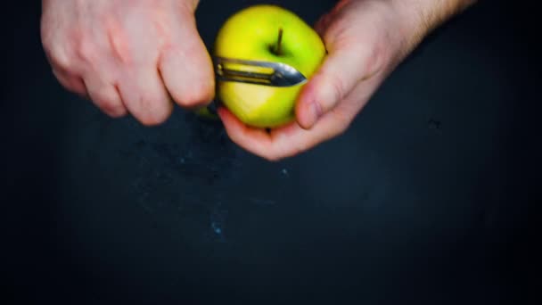 Человек Чистит Яблоко Мужские Руки Чистят Кожуру Яблока Помощью Овощной — стоковое видео