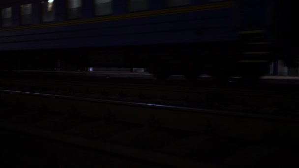 Train Arrives Station Night Diesel Locomotive Passenger Wagons Arrived Platform — 图库视频影像