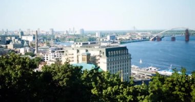 Ukrayna 'nın başkenti Kyiv' in güzel manzarası. Kyiv şehrinin nehir istasyonunun yavaş çekim görüntüsü. Köprüleri, plajları, gemileri, yatları olan dinyeper nehri. Birçok bina ve ağaç