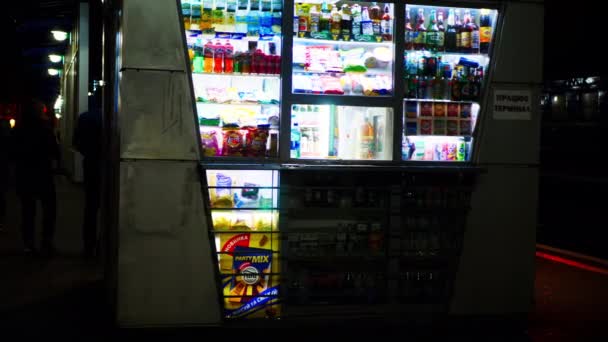 车站上一家杂货店的明亮橱窗 五颜六色的商店橱窗里有食物 酒精和饮料 甜饮料 矿泉水 — 图库视频影像