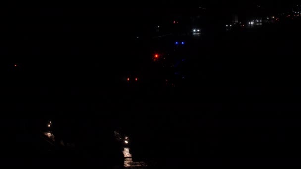 Αστυνομία Και Ασθενοφόρο Τροχαίο Βράδυ Κόκκινο Και Μπλε Φώτα Της — Αρχείο Βίντεο