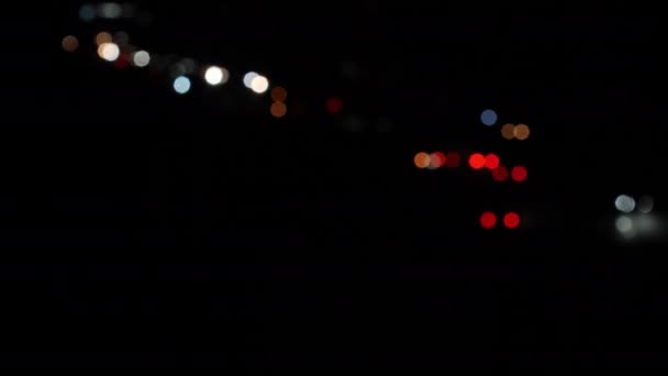 Θολή Φώτα Των Αυτοκινήτων Στην Εθνική Οδό Φωτεινά Πολύχρωμα Φώτα — Αρχείο Βίντεο