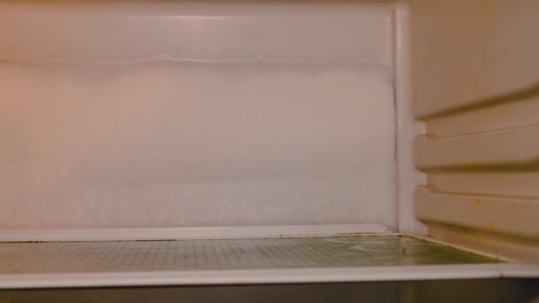 故障冷藏设备 家用冰箱坏了 里面覆盖着冰雪 冰箱的后壁冻死了 被雪覆盖着 冰柜坏了 后续行动 — 图库视频影像