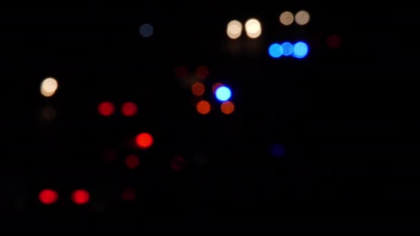 事故で車のライトが赤くなった 多色のぼやけた光が動いています 祭りの美しい背景 明るい黄色の赤のライトビデオの背景 道路上の警察と火災特殊信号 — ストック動画