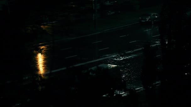 Estrada Nocturna Chuva Uma Chuva Forte Cai Uma Estrada Cidade — Vídeo de Stock