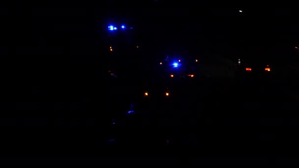 Trafikolycka Natten Polisbilar Ambulans Och Nödsituation Med Speciella Ljussignaler Trafikerad — Stockvideo