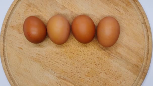 Tahtada Yumurta Sosis Domates Bıçak Zole Edilmiş Çırpılmış Yumurta Domates — Stok video