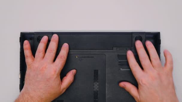 Meester Verwijdert Batterij Van Laptop Een Reparateur Verwijdert Een Ion — Stockvideo