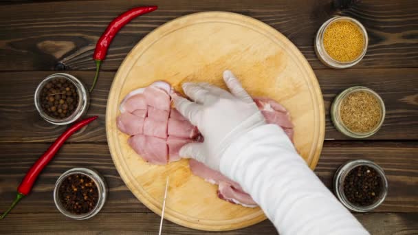 Der Koch Schneidet Das Fleisch Große Stücke Fleischstücke Auf Einem — Stockvideo