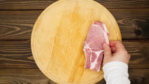 Kuchař Položí Steaky Žebra Dřevěnou Desku Hovězí Vepřové Vepřovým Sádlem — Stock video