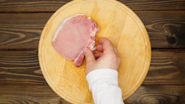 Kuchař Položí Steaky Žebra Dřevěnou Desku Mužské Ruce Připravují Masové — Stock video