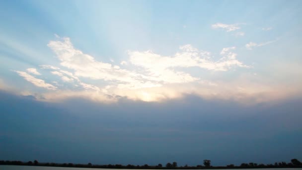 Słońce Pęka Chmurami Unoszącymi Się Nad Rzeką Promienie Słońca Świecą — Wideo stockowe