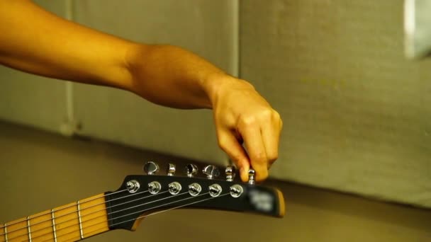 Músico Afinando Guitarra Eléctrica Mano Gira Las Clavijas Guitarra Chica — Vídeo de stock