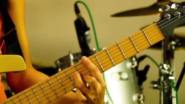 Chica Toca Guitarra Eléctrica Mujer Preparándose Para Actuar Artista Vestida — Vídeo de stock