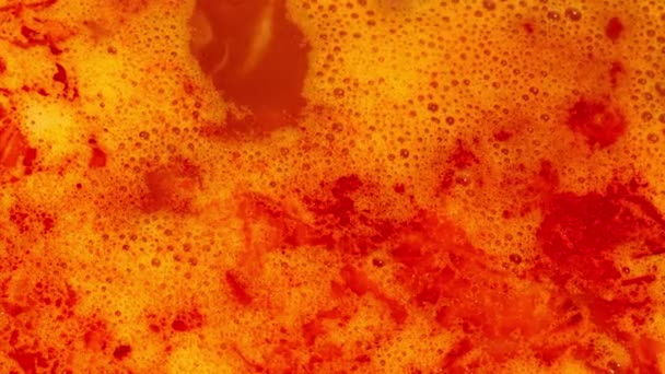 红色液体食物沸腾 乌克兰国家食品 乌克兰罗宋汤民族甜菜汤 用平底锅煮着的食物里有漂亮的橙色灯泡 煮蔬菜甜菜 西红柿 卷心菜 — 图库视频影像